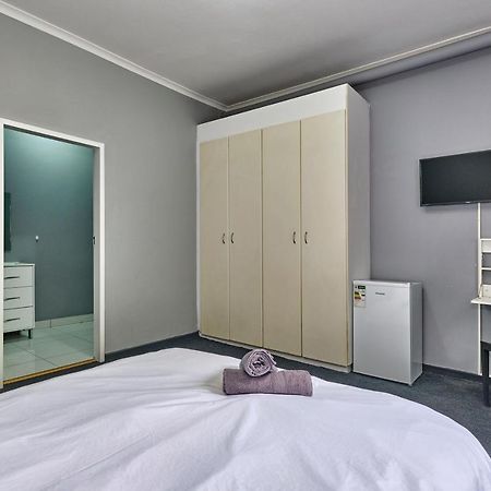 Inn & Out Sandton Johannesburg Bagian luar foto
