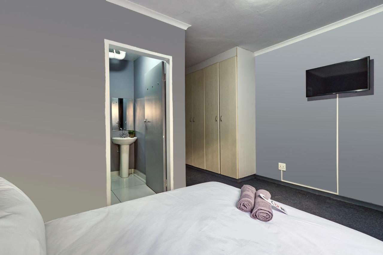 Inn & Out Sandton Johannesburg Bagian luar foto