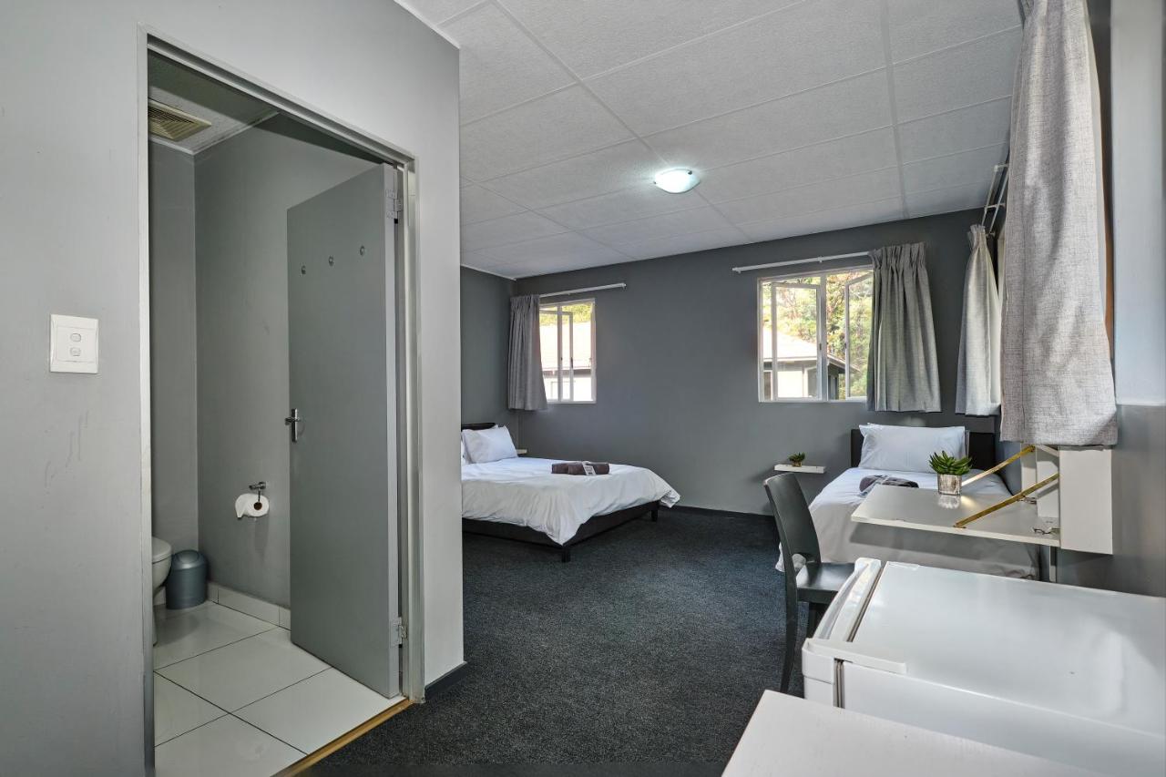 Inn & Out Sandton Johannesburg Bagian luar foto
