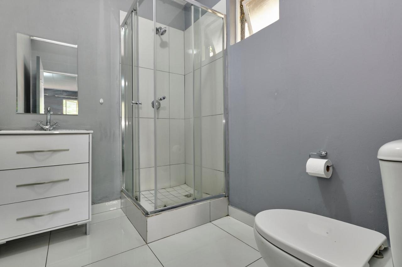 Inn & Out Sandton Johannesburg Bagian luar foto