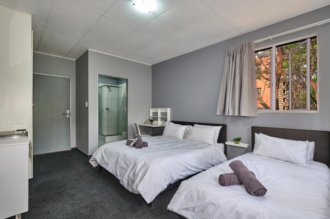 Inn & Out Sandton Johannesburg Bagian luar foto