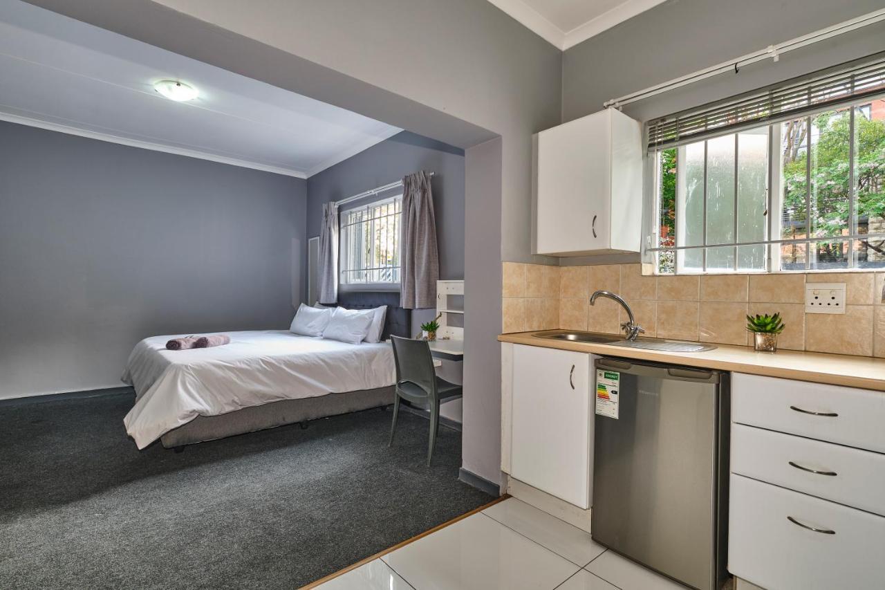 Inn & Out Sandton Johannesburg Bagian luar foto