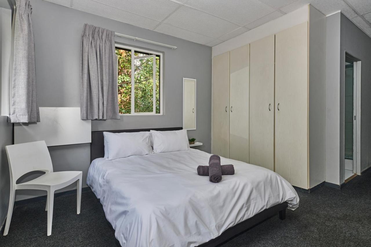 Inn & Out Sandton Johannesburg Bagian luar foto