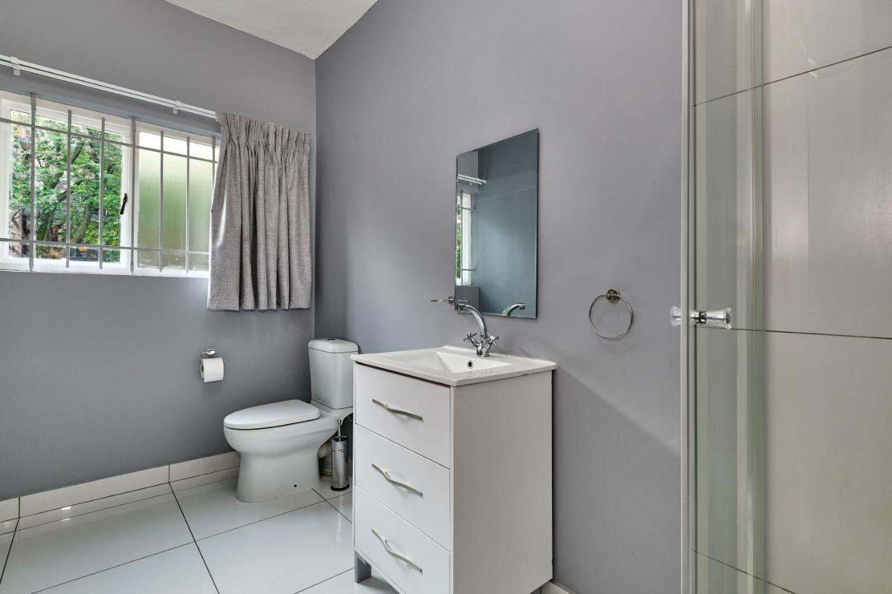 Inn & Out Sandton Johannesburg Bagian luar foto