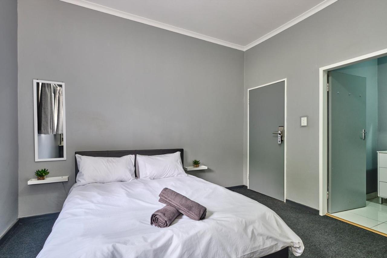 Inn & Out Sandton Johannesburg Bagian luar foto