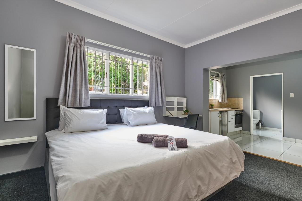 Inn & Out Sandton Johannesburg Bagian luar foto