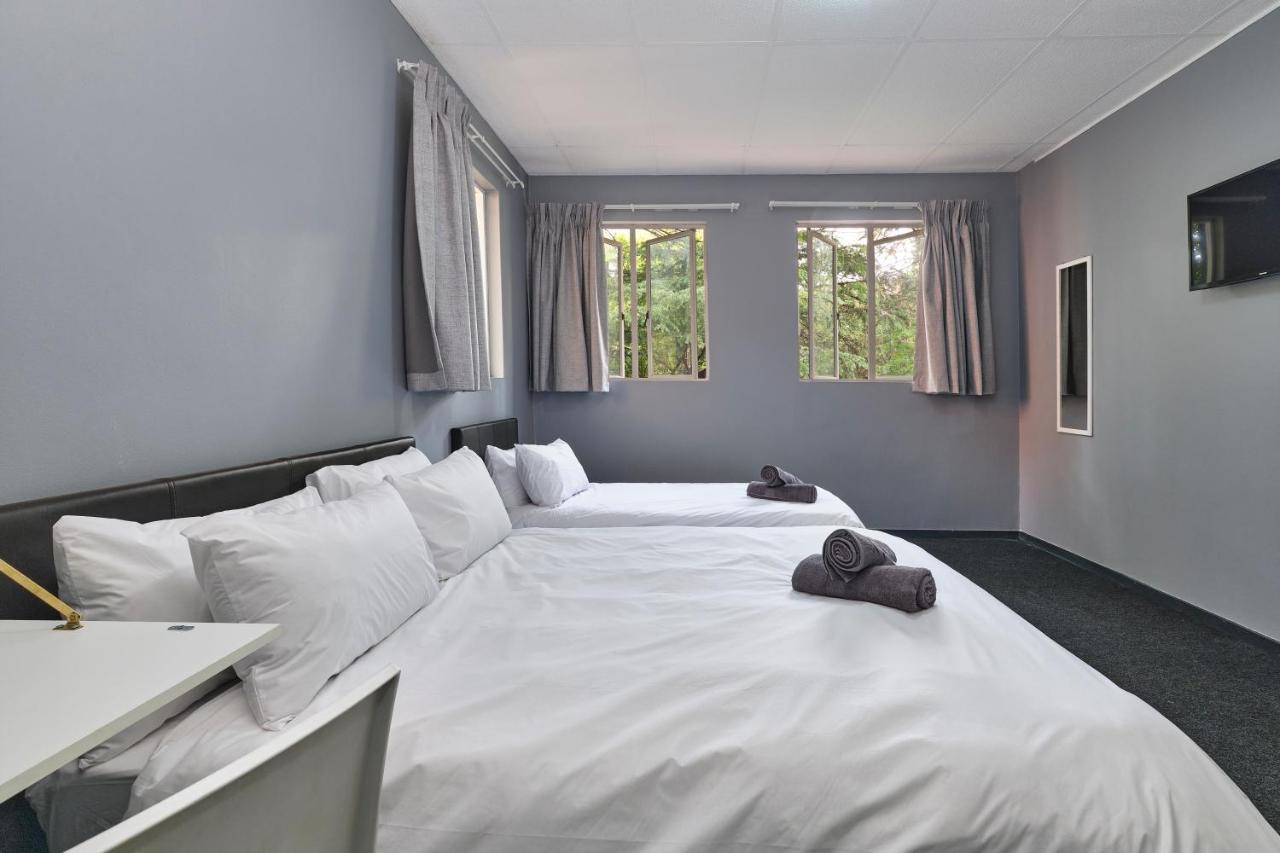 Inn & Out Sandton Johannesburg Bagian luar foto